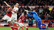 Richarlison (v bílém) z Tottenhamu skóruje proti Nottinghamu.