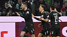 Marvin Ducksch (vlevo) slaví sv�j gól se spoluhrá�i z Brém.