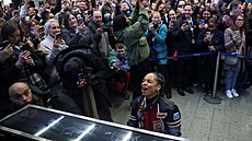 Americká zpvaka Alicia Keys vystoupila na londýnském nádraí St. Pancras....