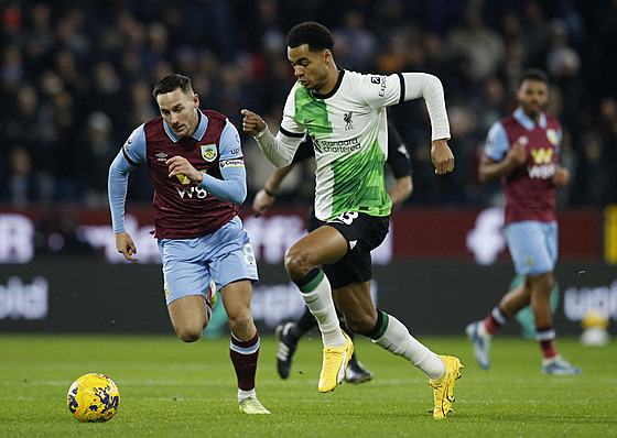 Cody Gakpo (vpravo) z Liverpoolu a Josh Brownhill z Burnley.