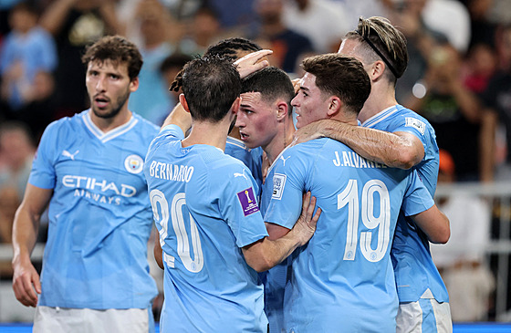 Fotbalisté Manchesteru City oslavují gól ve finále MS klub