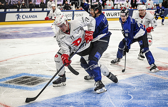 Michal Hrádek (vlevo) z Pardubic a Johnny Kneubuehler z týmu Ambri-Piotta.