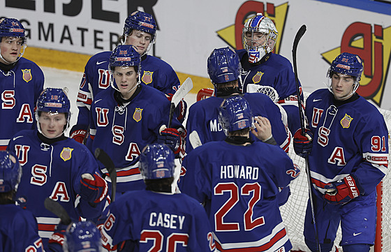 Mladí hokejisté USA oslavují výhru nad Norskem.