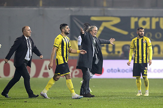 Kluboví éfové tureckého Istanbulsporu odvádjí hráe do kabin.