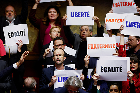 lenové francouzského parlamentu drí nápisy pi hlasování o zpísnní...