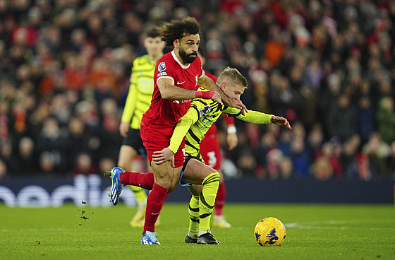 Liverpoolský kídelník Mohamed Salah (vlevo) se snaí dostat s míem pes...