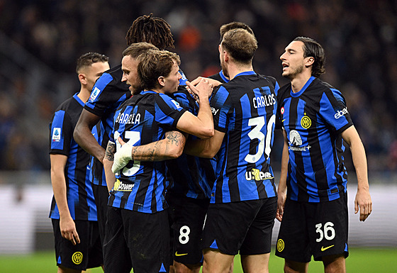 Fotbalisté Interu Milán oslavují gól, který vstelil Nicolo Barella.