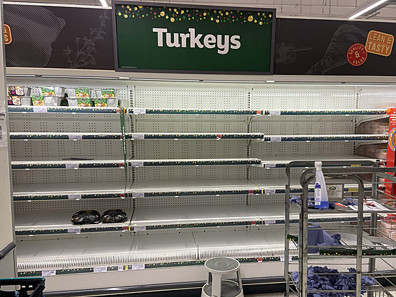 Prázdné regály s kr�tím masem v �et�zci Sainsbury's v britském Richmondu (18....