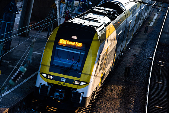Regionální vlak spolenosti Deutsche Bahn (DB) s cílovou stanicí ve výcarské...