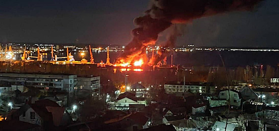 Ukrajinské letectvo pi útoku na pístav ve mst Feodosija na anektovaném...