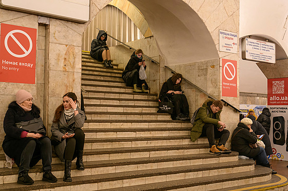 Lidé v Kyjev se ukryli ve stanici metra ped ruským raketovým útokem. (14....