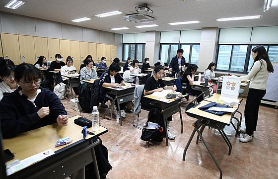Jihokorejtí studenti ekají v jedné ze kol v Soulu na zahájení pijímacích...