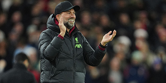Liverpoolský trenér Jürgen Klopp naden tleská bhem zápasu proti Arsenalu.