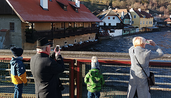 Rozvodn�nou Vltavu si fotí turisté.