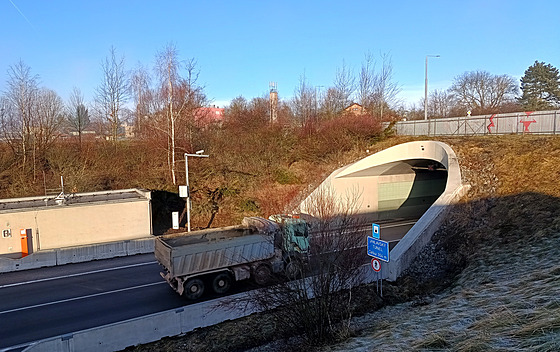 Jihlavský tunel je s 304 metry nejdelím na Vysoin. Rychlost je v nm omezena...