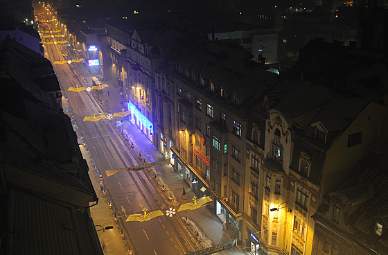 No�ní Praha - výlohy extrémn� zá�í a osl�ují chodce. (20. prosince 2023)