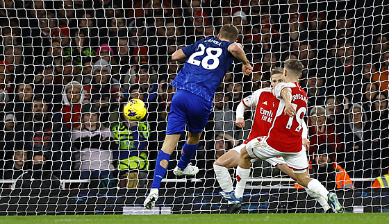 Tomá Souek z West Hamu stílí gól v zápase s Arsenalem.