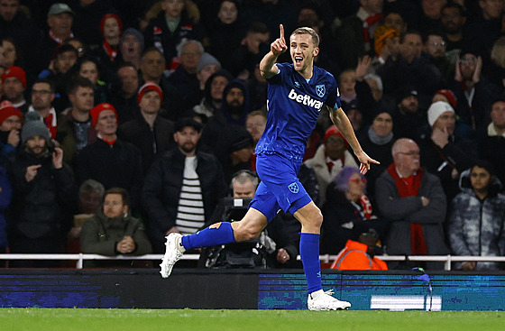 Tomáš Souček z West Hamu se raduje z gólu v zápase s Arsenalem.