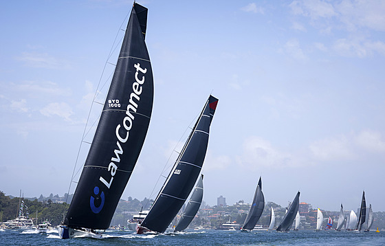 Jachta  LawConnect (vlevo) v závod Sydney - Hobart.