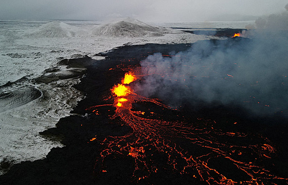 Snímek z dronu ukazuje lávu tryskající z místa sopené erupce severn od...