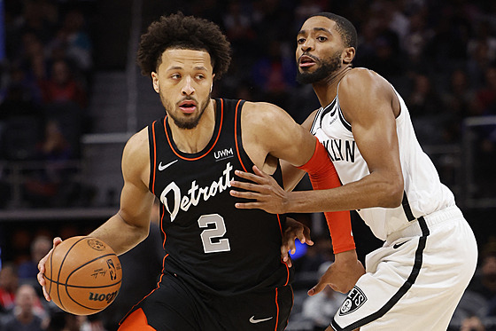 Cade Cunningham (2) z Detroit Pistons úto�í v zápase s Brooklyn Nets, brání ho...