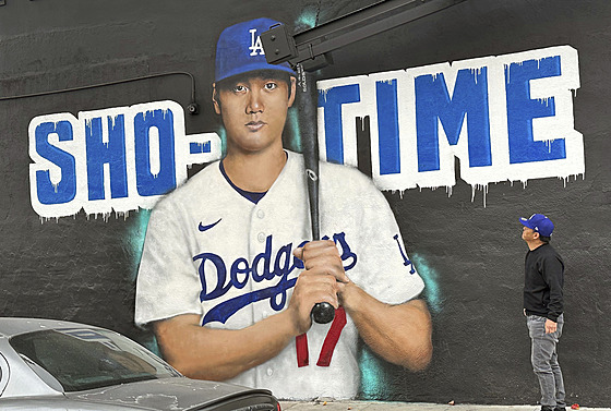Fanou�ci Los Angeles Dodgers se t�í na posilu, �óhei Ohtani namalovaný na zdi....
