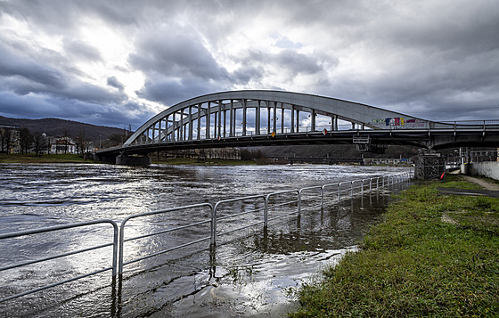 Zvý�ená hladina Labe pod mostem Dr. Edvarda Bene�e v Ústí nad Labem (25....