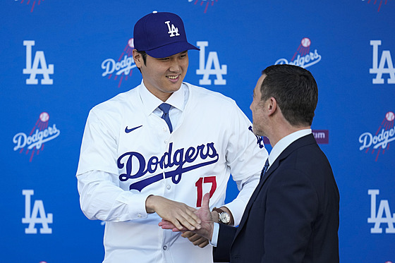 óhei Ohtani si tese pravicí s prezidentem baseballového týmu LA Dodgers...