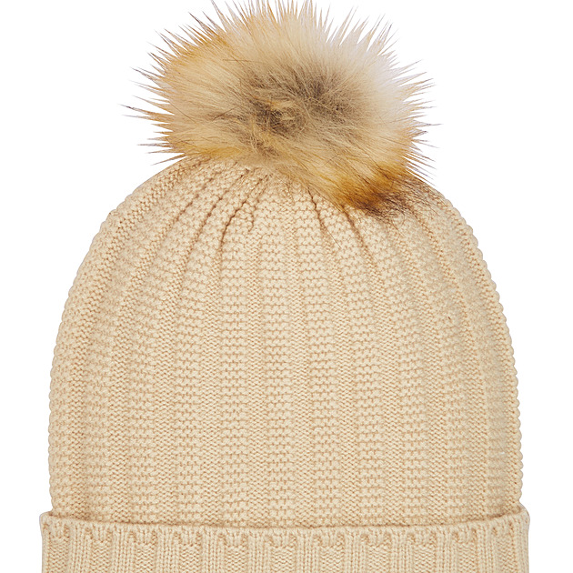 Zachumlejte se. Zima velí dát důraz na detail a oblékat světlé barvy