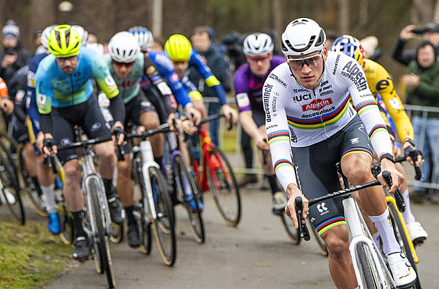 Van der Poel vyhrál první cyklokrosový souboj s Van Aertem v sezoně o minutu