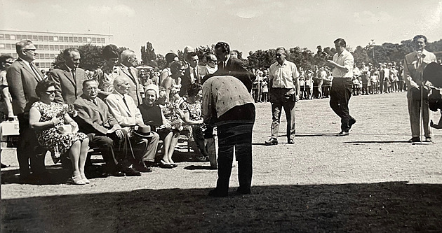 První balon v ČSSR prosadil básník, křtil polárník a zaplatili filatelisté