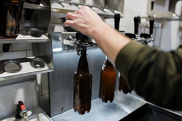 Vyšší daň se dotkne i pivovarů, víc se zaměří na lahve a plechovky