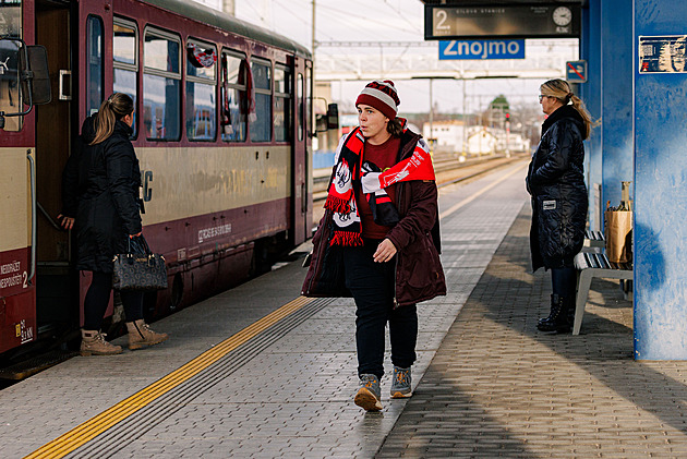 Nkolik stovek fanouk hokejových Orl Znojmo vyrazilo na prvoligové derby s...