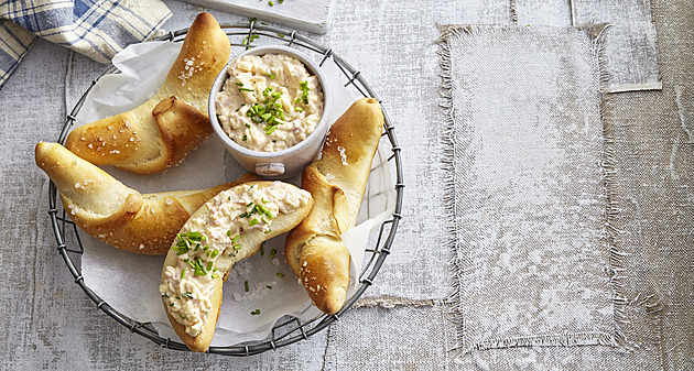 Kynuté pivní rohlíky s hermelínovou pomazánkou: Recept se šunkou a pažitkou