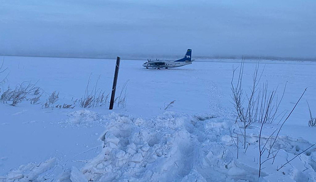 VIDEO: Těsně vedle. Piloti na Sibiři minuli ranvej, přistáli na zamrzlé řece