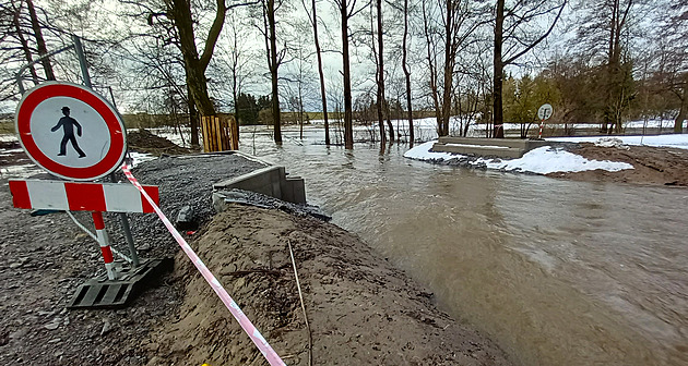 Hasiči v Mrákotíně evakuují domy, voda narušila silnici i hráz rybníka