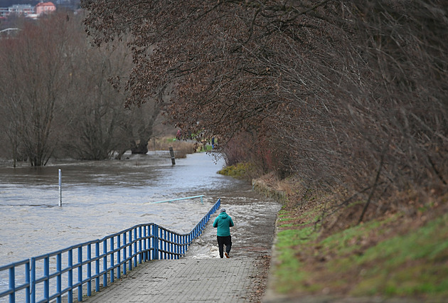 Nejvyšší povodňový stupeň hlásí dvě desítky stanic, hlavně na Labi a Sázavě