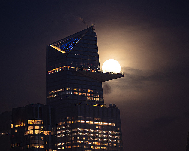 OBRAZEM: Studený a nejdelší. Oblohu rozzářil poslední úplněk tohoto roku