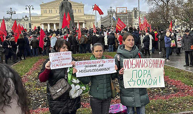 Fronta je v pohodě, mají říkat ruští vojáci. Jejich ženy nazvaly Putina krysou