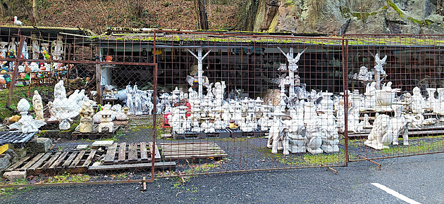 Tam, kde vietnamští prodejci zahánějí nudu hraním karet. Hřensko trápí nezájem