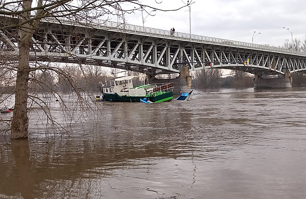 V Litoměřicích se na rozvodněném Labi utrhlo molo i s lodí, uvázla pod mostem