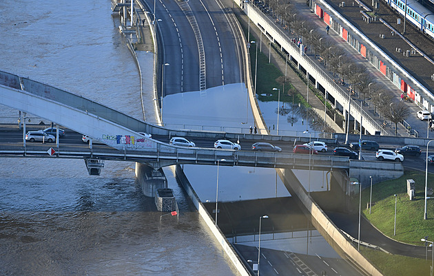 Hladina na dolním Labi zvolna klesá, stupeň ohrožení platí v Ústí a Děčíně