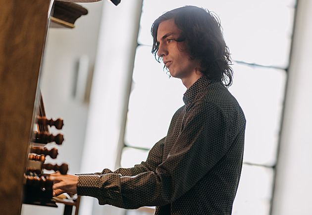 V devatenácti rozeznívá obří varhany. Na klavír rád hraji i rock, říká mladík