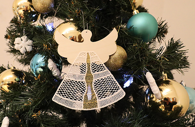 Vznikala u horníků, nit chránila košilka. Krušnohorskou krajku chtěla i Sissi