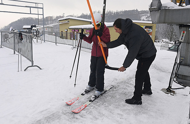 Na horách se navzdory teplému počasí lyžuje. Podmínky jsou velmi dobré, říkají provozovatelé