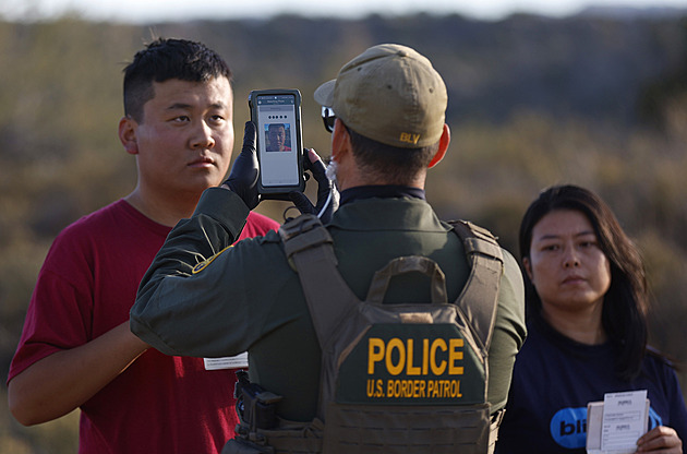 Vydělávají na migrantech miliardy. Jak v USA funguje byznys neziskovek