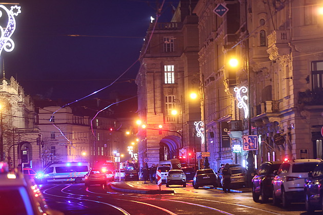 Útočník údajně zabil nejdříve svého otce, poté šel střílet do školy. „Všude po chodbách byla krev,“ zní svědectví