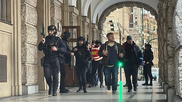 VIDEO: Jak policie zasahovala. Napřed hledání vraha, pak záchrana zraněných