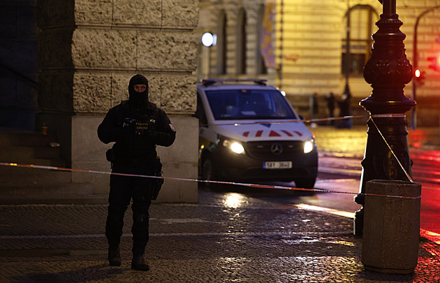 Najednou se odkryl. Promluvil policista, který vystřelil po vrahovi z fakulty