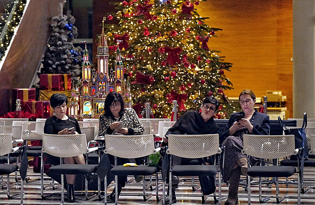 Dříve vládnoucí polští politici teď brání svobodu médií. Obsadili televizi